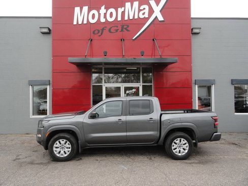 Used 2022 Nissan Frontier SV image 2