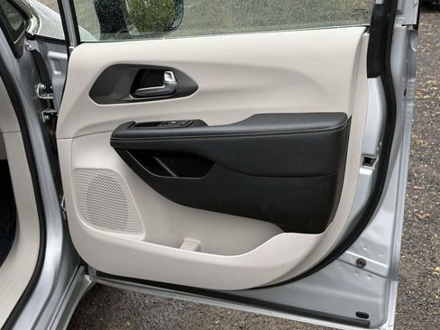 Used 2024 Chrysler Pacifica Select image 7