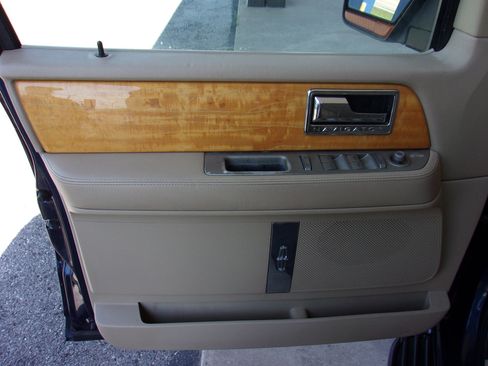 Used 2007 Lincoln Navigator 2WD image 9
