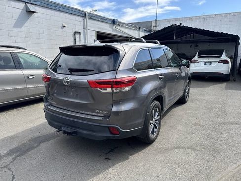 Used 2017 Toyota Highlander XLE AWD/4WD image 3