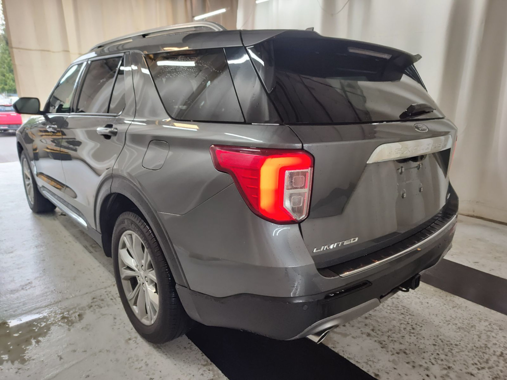 Used 2023 Ford Explorer Limited w/ Class IV Trailer Tow Package AWD/4WD image 3