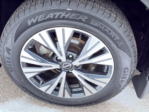 Used 2023 Nissan Rogue SV w/ SV Premium Package image 9