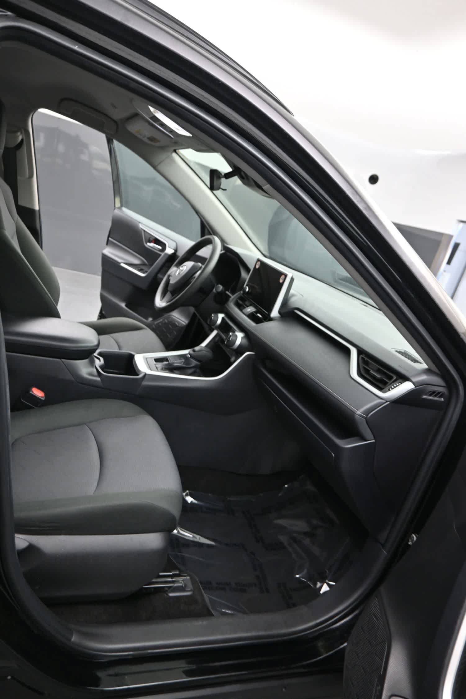 Used 2025 Toyota RAV4 XLE AWD/4WD image 16