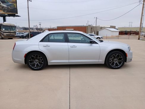 Used 2022 Chrysler 300 Touring w/ Sport Appearance Package image 8