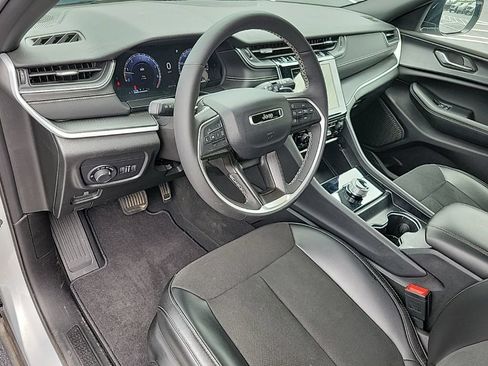 Used 2025 Jeep Grand Cherokee L Laredo AWD/4WD image 11