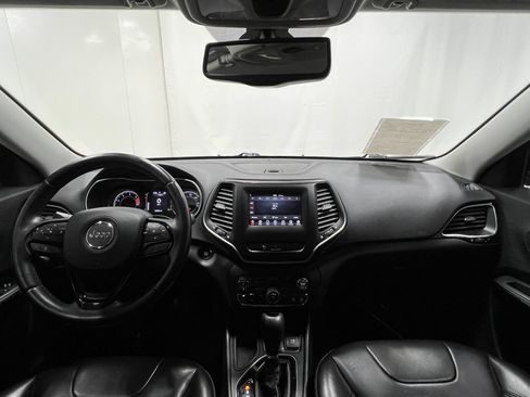 Used 2019 Jeep Cherokee Latitude Plus FWD image 19