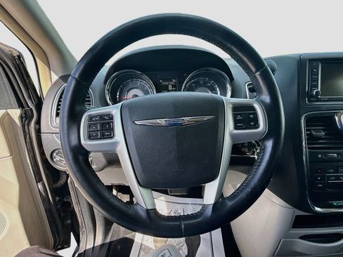 Used 2015 Chrysler Town & Country Touring FWD image 11