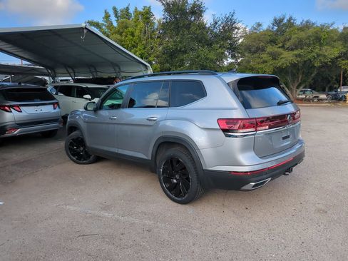 Certified 2024 Volkswagen Atlas SE FWD image 3