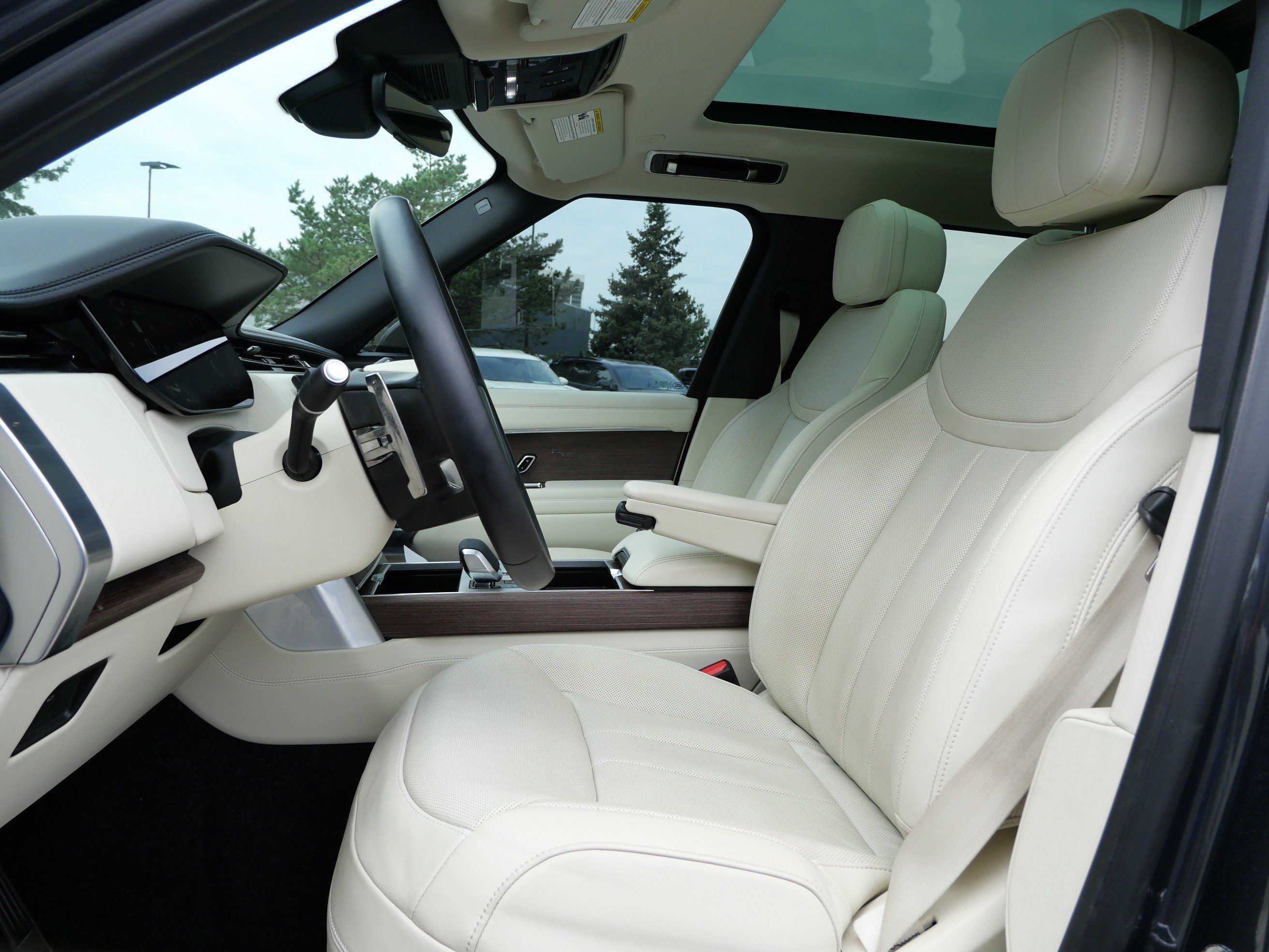 Certified 2025 Land Rover Range Rover SE AWD/4WD image 11