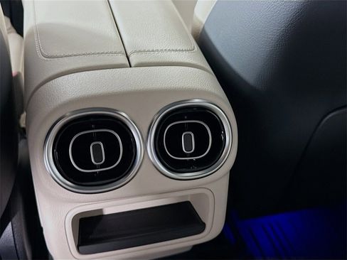 Used 2025 Mercedes-Benz GLC 300 4MATIC image 27