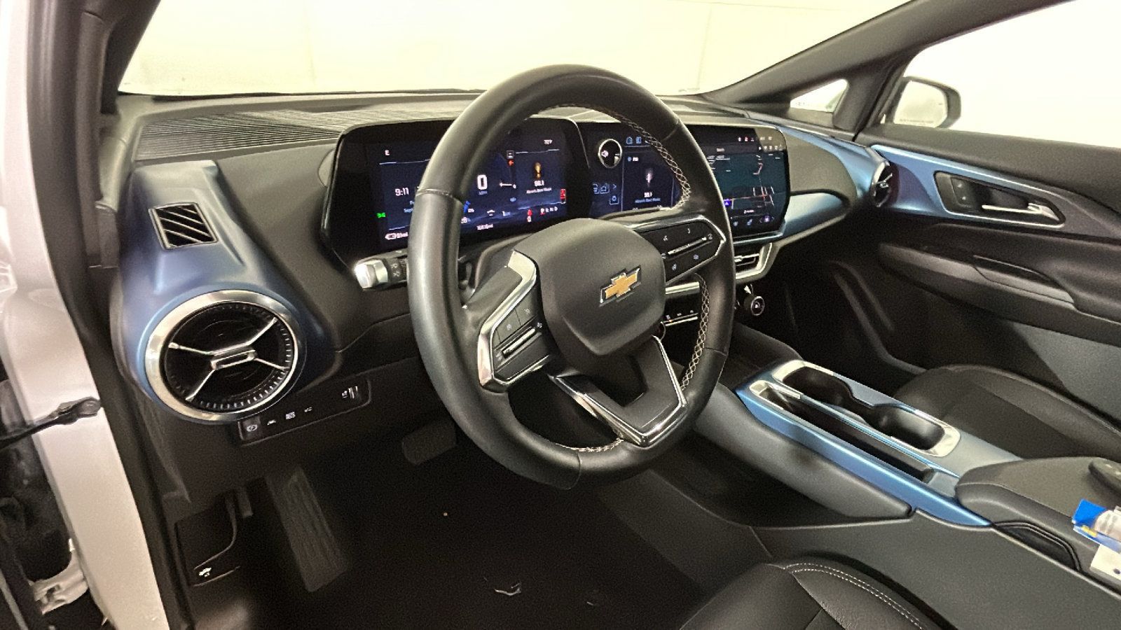 Used 2024 Chevrolet Equinox EV LT FWD image 16