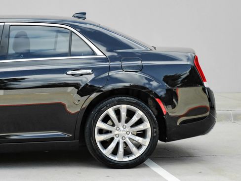 Used 2018 Chrysler 300 Limited RWD image 11
