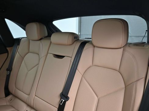 Certified 2026 Porsche Macan AWD/4WD image 6