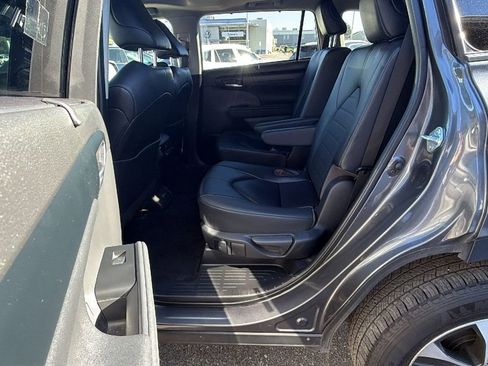 Used 2023 Toyota Highlander XLE image 10