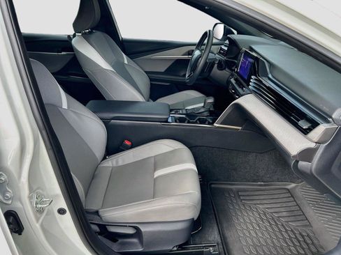 Used 2025 Toyota Camry SE w/ Convenience Package FWD image 15