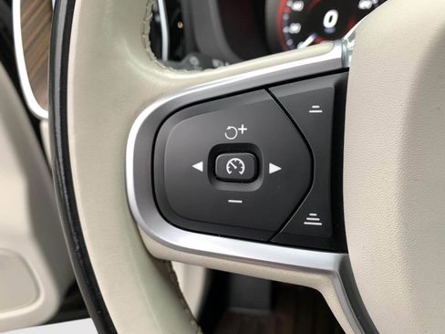 Used 2021 Volvo XC60 T6 Momentum w/ Premium Package image 16