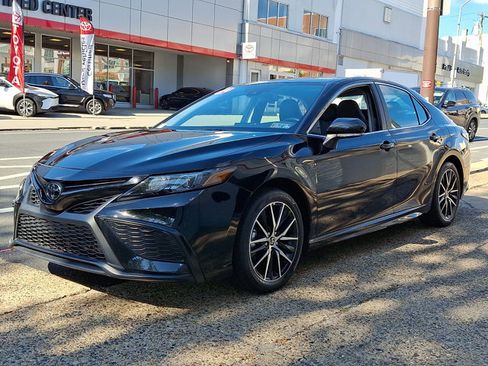 Used 2024 Toyota Camry SE FWD image 3