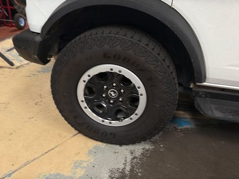 Used 2025 Ford Bronco Badlands AWD/4WD image 3
