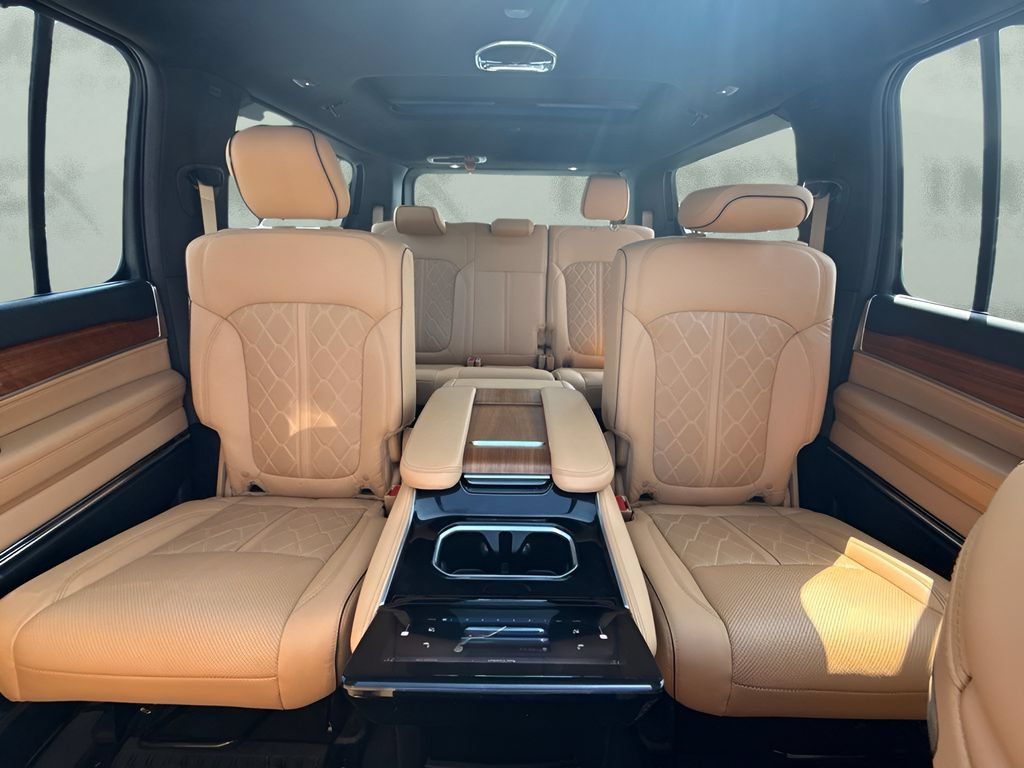 Used 2024 Jeep Grand Wagoneer Series III w/ HD Trailer Tow Package AWD/4WD image 12