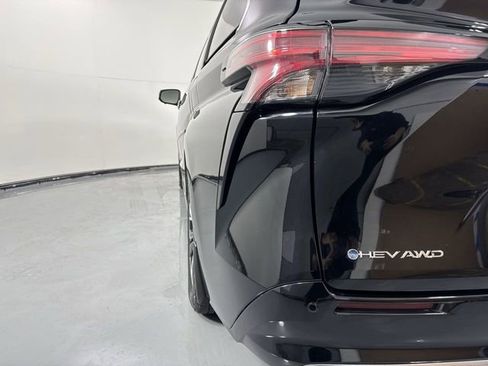 Used 2025 Toyota Sienna Platinum image 32