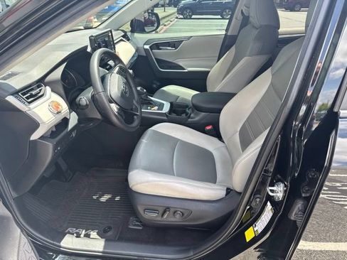 Used 2021 Toyota RAV4 XLE Premium FWD image 4