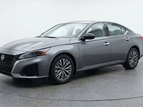 Used 2025 Nissan Altima 2.5 SV FWD image 3