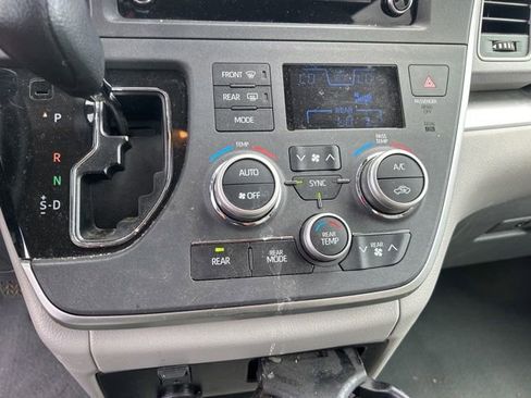 Used 2020 Toyota Sienna L image 24