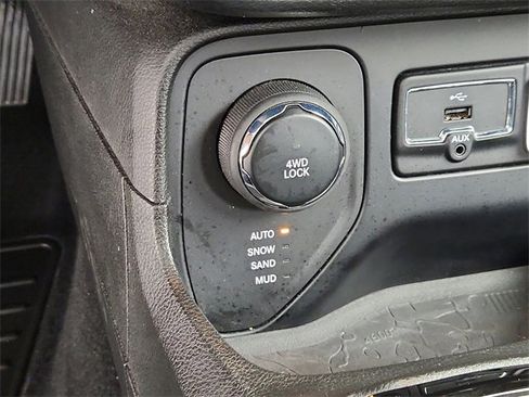 Used 2016 Jeep Renegade Latitude image 9