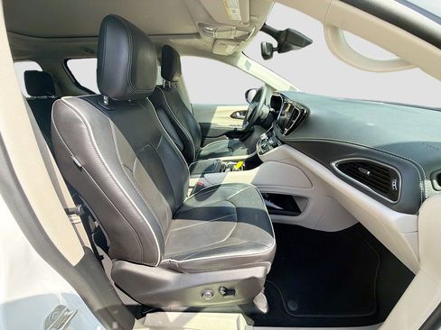 Used 2024 Chrysler Pacifica Limited FWD image 15