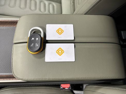 Used 2024 Rivian R1S Adventure AWD/4WD image 31