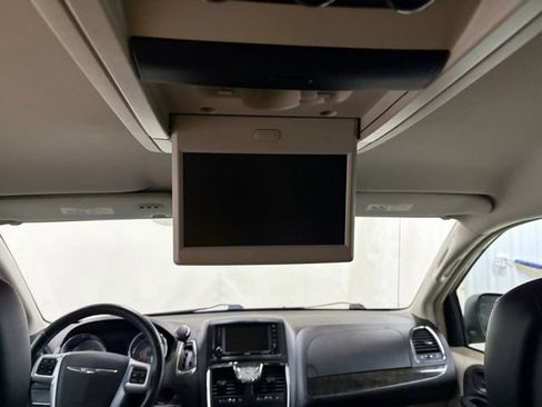 Used 2012 Chrysler Town & Country Touring-L w/ Premium Group FWD image 26