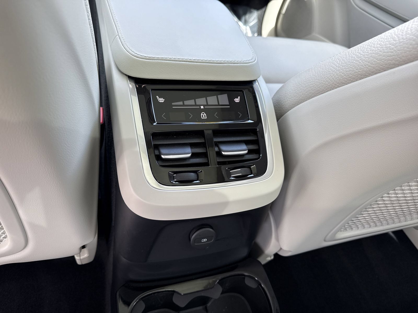 Used 2024 Volvo XC90 T8 Plus w/ Protection Package Premier AWD/4WD image 14