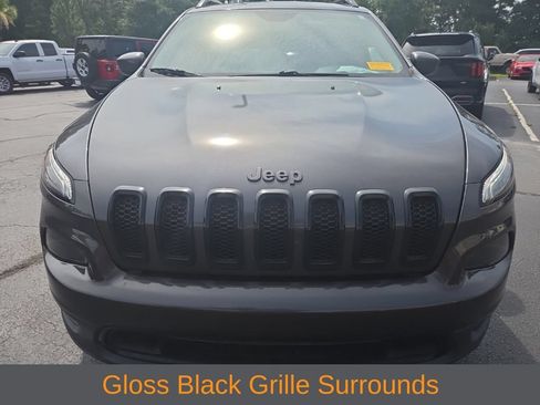 Used 2018 Jeep Cherokee Latitude w/ Altitude Package FWD image 9