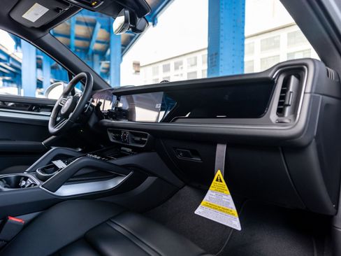 New 2026 Porsche Cayenne image 33