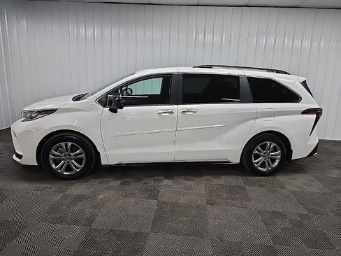 Used 2023 Toyota Sienna XSE w/ XSE Plus Package image 5