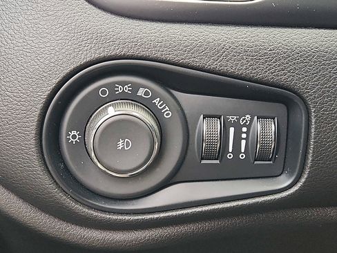 Certified 2022 Jeep Renegade Latitude w/ Sun/Sound Group image 26