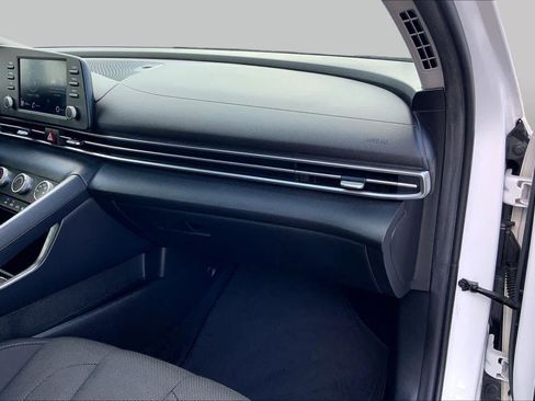 Used 2021 Hyundai Elantra SE FWD image 19