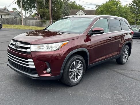 Used 2019 Toyota Highlander XLE AWD/4WD image 3