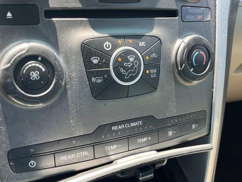 Used 2015 Ford Explorer XLT FWD image 31