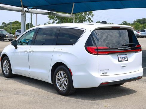 Used 2025 Chrysler Pacifica Select FWD image 5