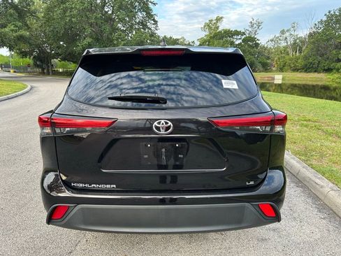 Used 2022 Toyota Highlander LE FWD image 5