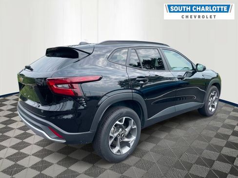 Used 2025 Chevrolet Trax LT w/ LT Convenience Package FWD image 4