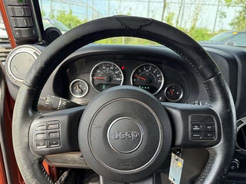 Used 2014 Jeep Wrangler Unlimited Sahara w/ Dual Top Group AWD/4WD image 27