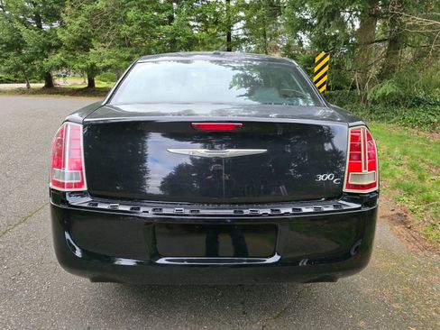 Used 2014 Chrysler 300 C image 4
