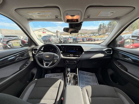 Used 2025 Chevrolet TrailBlazer LT w/ LT Cold Weather Package image 17