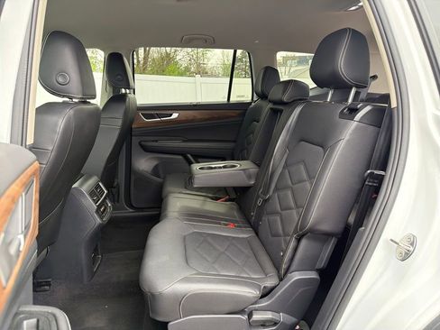 Used 2025 Volkswagen Atlas SE image 25