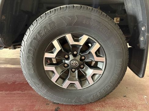 Used 2018 Toyota Tacoma TRD Off-Road AWD/4WD image 24