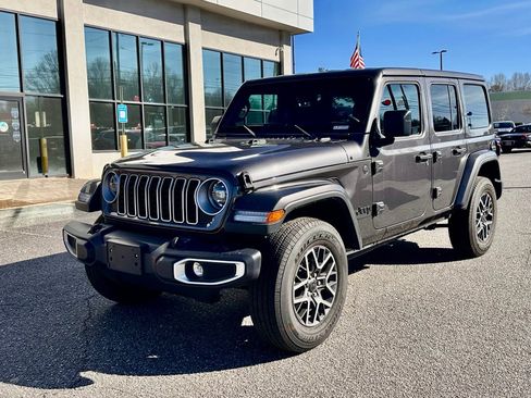 Used 2025 Jeep Wrangler Sahara image 2