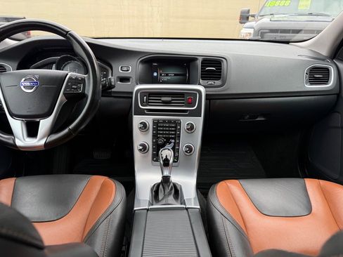 Used 2018 Volvo V60 T5 Cross Country w/ Convenience Package image 23