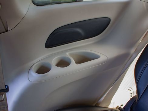 Used 2023 Chrysler Pacifica Touring-L FWD image 38